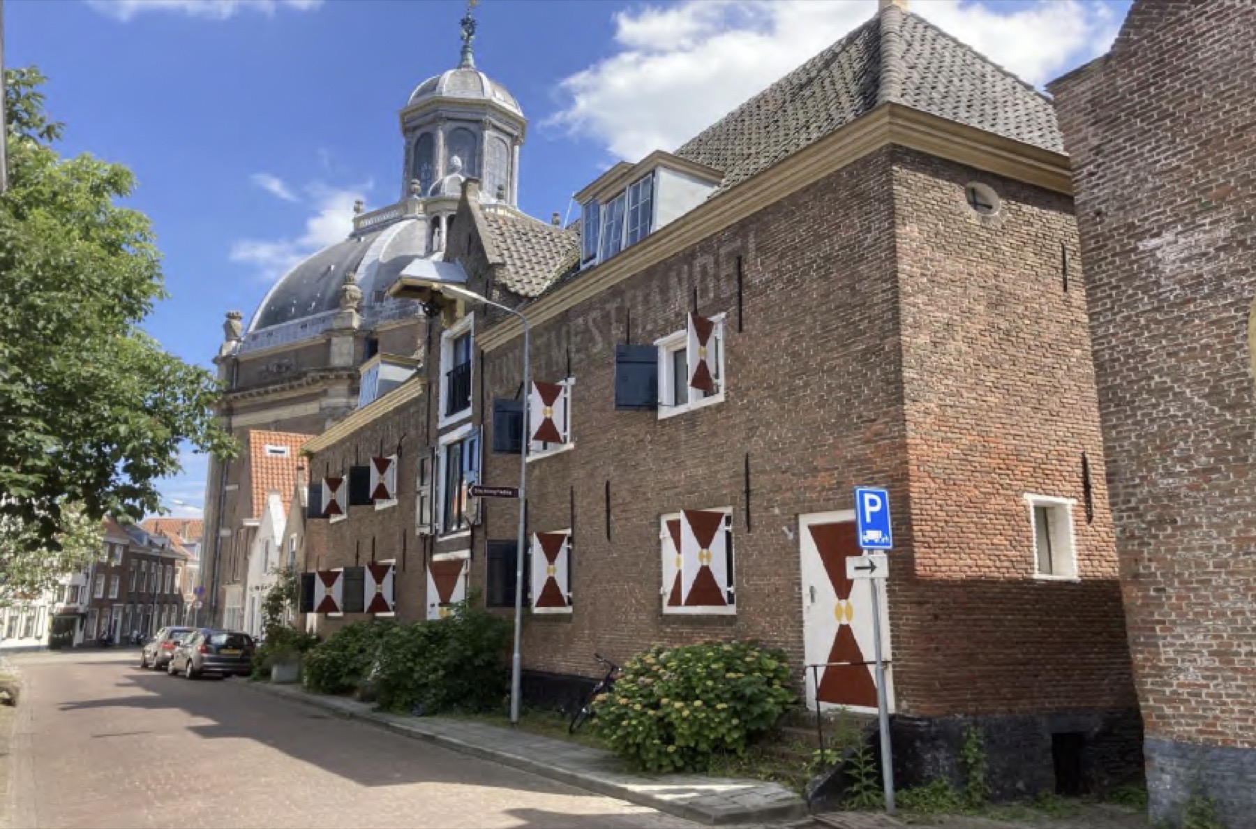 De Glazenkast aan de Verwerijstraat, met de koepel van de Oostkerk erachter